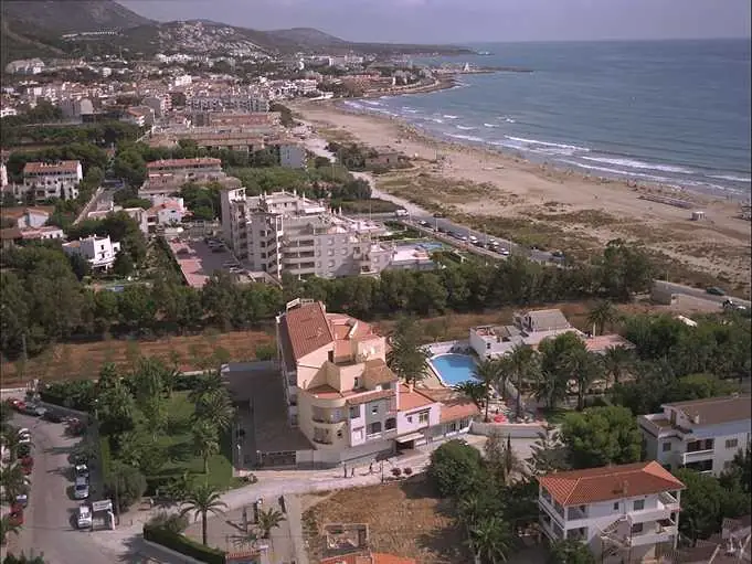 Veduta aerea di Alcocéber con l'Hotel Jeremías in primo piano e la spiaggia del Cargador sullo sfondo, intorno al 2006