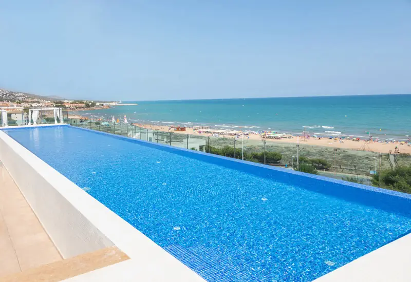 Pool der Skybar von Alcossebre Sea Experience mit Blick auf den Strand