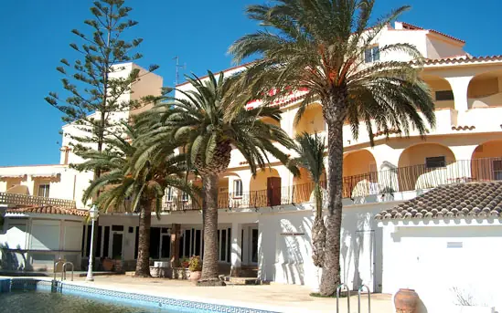 Facciata dell'Hotel Jeremías con le palme e la piscina, nel 2011